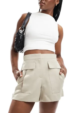 Miss Selfridge Pantalones cortos de sastre utilitarios de estilo cargo de - neutro