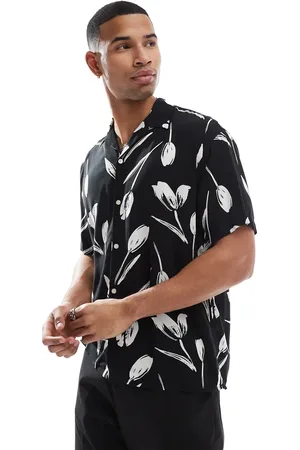 JACK & JONES Camisa negra de manga corta con estampado floral y cuello de solapas de