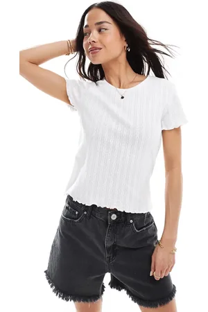 ONLY Camiseta blanca con diseño encogido y bordes ondulados de punto pointelle de