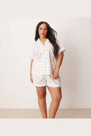 Loungeable Pijama color de pantalones cortos y camisa de manga corta con estampado de corazones de plumeti de Curve-Blanco