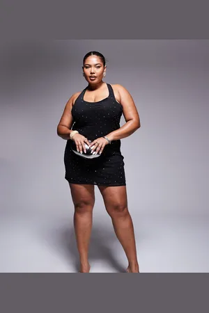 ASOS Vestido corto con cuello halter ancho y detalle de strass termosellado disperso de ASOS DESIGN Curve