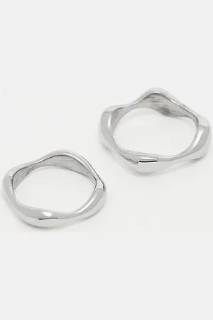 ASOS Pack de 2 anillos plateados con diseños efecto fundido de acero inoxidable resistente al agua de