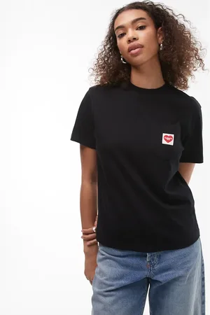Carhartt Camiseta negra con detalle de corazón y logo en el bolsillo de
