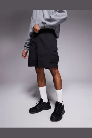 The North Face Pantalones cortos cargo negros con logo en el bolsillo de