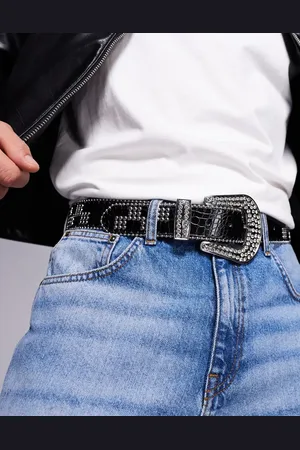 ASOS Cinturón efecto piel de cocodrilo con detalle de cuadros dameros de tachuelas y hebilla con strass de estilo wéstern de