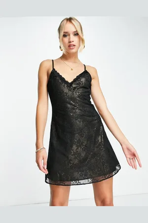 Topshop Vestido lencero corto de encaje con vuelo y forro dorado metalizado de