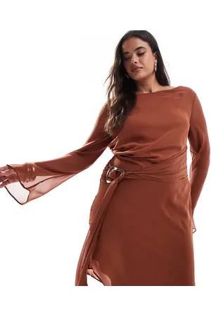 ASOS Vestido midi color de chifón con cuello barco, diseño asimétrico y cinturón con hebilla dorada efecto líquido de ASOS DESIGN Curve-Multicolor