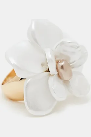 ASOS Anillo en forma de flor con perlas de imitación de