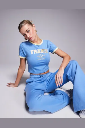 Kaiia Camiseta azul con diseño encogido, estampado "France" y ribetes amarillos en contraste de Sport (parte de un conjunto)-Multicolor