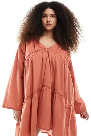 Esmée Vestido playero corto color óxido escalonado de manga larga exclusivo de -Naranja