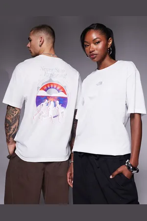 The North Face Camiseta blanca unisex con estampado en la espalda Never Stop de