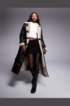 River Island Gabardina negra de cuero sintético con cinturón y detalle de borreguito de
