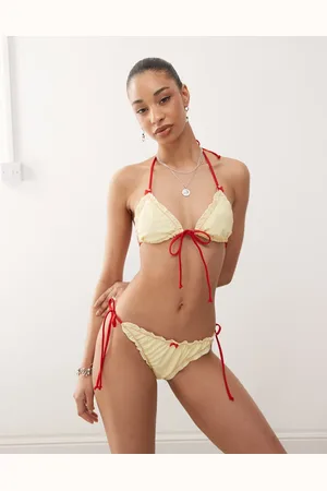 Reclaimed Top de bikini y rojo triangular con lazada delantera y volantes de