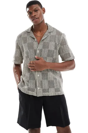 Hollister Camisa negra de manga corta con estampado tipo patchwork de croché de