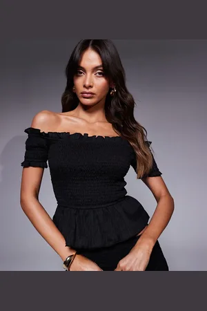Kaiia Top fruncido con escote Bardot y sobrefalda de tejido texturizado exclusivo de (parte de un conjunto)