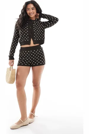 Miss Selfridge Pantalones muy cortos marrones ajustados con estampado de lunares de punto de (parte de un conjunto)-Marrón