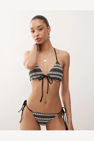 Reclaimed Top de bikini blanco y negro triangular con lazada delantera de croché de