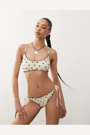 Reclaimed Top de bikini estilo bralette con estampado de corazones marrón chocolate y volantes de -Neutro
