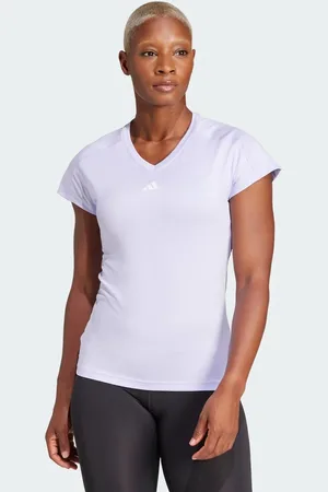 adidas Camiseta violeta tenue y blanca con cuello de pico y logo minimalista Aeroready Train Essentials de -Morado