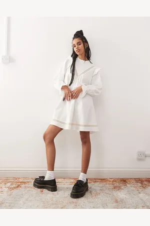 Reclaimed Vestido corto blanco amplio con aplicaciones de encaje y volantes de