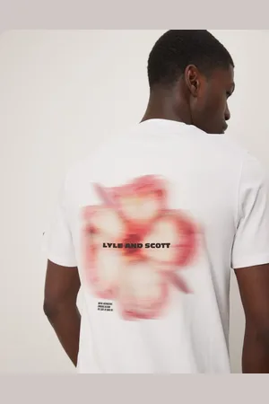 Lyle & Scott Camiseta blanca con estampado gráfico floral en movimiento de