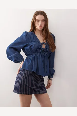 Reclaimed Top vaquero azul medio fruncido de manga larga con lazada delantera de