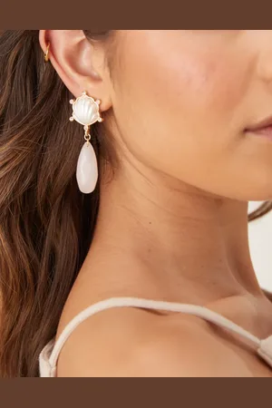 ASOS Pendientes largos dorados con diseño de conchas y cuarzo rosa de