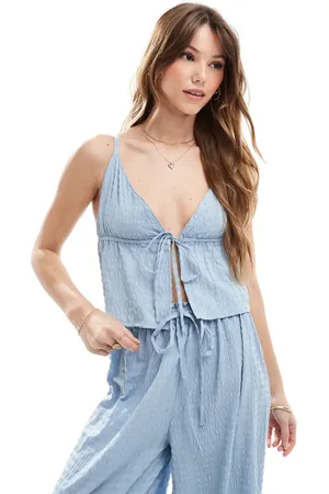 Esmée Top playero empolvado con lazada delantera de tejido texturizado exclusivo de (parte de un conjunto)