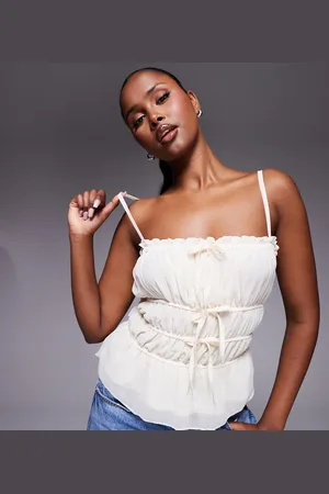 Kaiia Top color fruncido de tirantes con escote cuadrado y detalle de lazadas exclusivo de -Blanco
