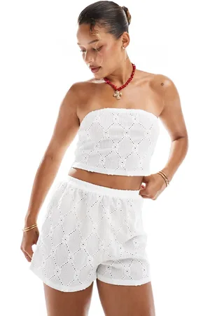 New Look Pantalones cortos blancos con diseño bordado de (parte de un conjunto)