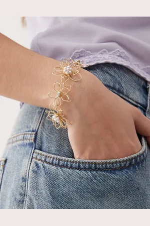 Reclaimed Pulsera dorada con diseño fino de alambre en forma de flores con perlas de