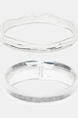 Reclaimed Pack de 2 pulseras plateadas rígidas sin cierres unisex de metal efecto fundido de