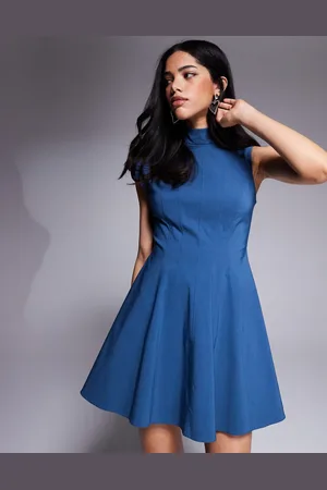 ASOS Vestido vaquero corto azul de corte skater con cuello subido, mangas asimétrica y detalle de costuras de bengalina de