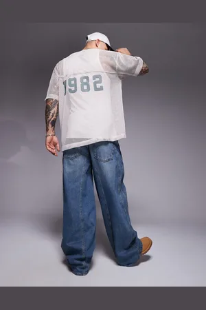 ASOS Camiseta extragrande con estampado gráfico deportivo y cuello de pico de malla calada de -Neutro