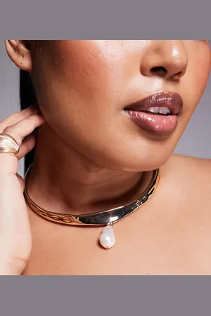ASOS Gargantilla rígida dorada con perla sintética de ASOS DESIGN Curve