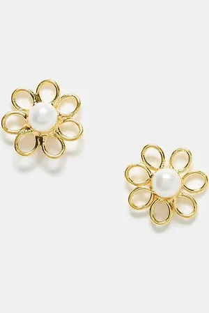 Kingsley Ryan Pendientes de botón en forma de flor chapados en oro con detalle de perla de