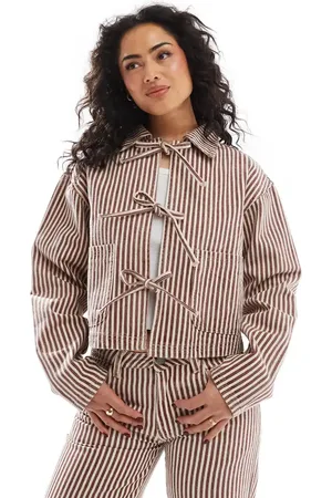 Daisy Street Chaqueta vaquera a rayas rojas y color crudo con lazada delantera de (parte de un conjunto)-Rojo