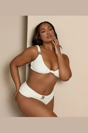 Moda Minx Braguitas de bikini color fruncidas con detalle de gema de Curve x Bernadette Afia-Blanco