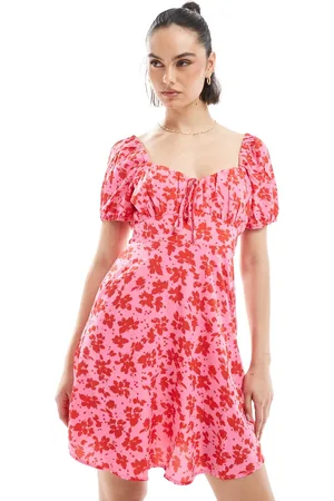 New Look Vestido corto rosa de estilo mesonera con estampado floral de
