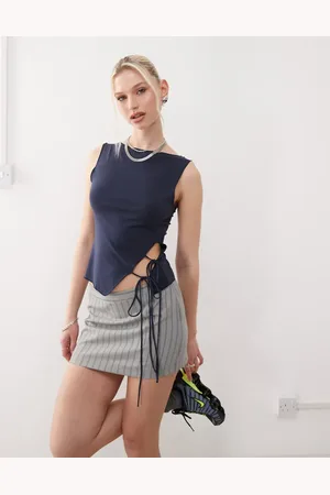 Weekday Top con cuello barco y detalle de lazada lateral de