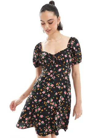 New Look Vestido corto negro de estilo mesonera con estampado floral de