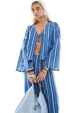 Esmée Top playero a rayas con lazada delantera y mangas ángel exclusivo de Esmee