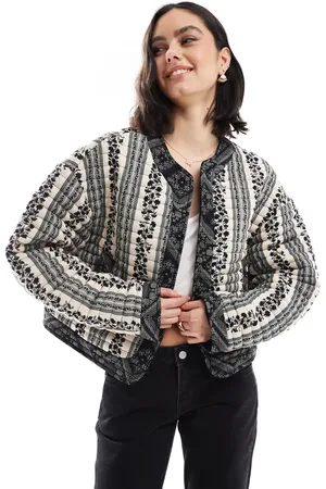 ASOS Chaqueta corta negra y blanca guateada con patrón floral de patchwork de -Multicolor