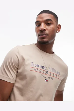 Tommy Hilfiger Camiseta beis con logo lineal apilado en el centro de -Neutro