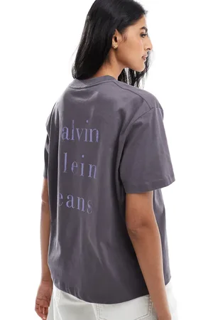 Calvin Klein Camiseta gris con estampado trasero y logo apilado de
