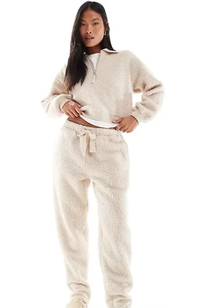 ASOS Conjunto color de estar por casa de pantalones de corte tapered y sudadera con solapas y cremallera de borreguito de ASOS DESIGN Petite-Blanco