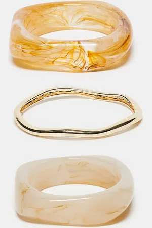 ASOS Pack de 3 pulseras con diseños variados dorados y de resina de
