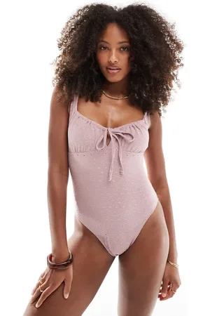 Miss Selfridge Bañador rosa negruzco con lazada delantera y bordado inglés de tejido texturizado de -Marrón
