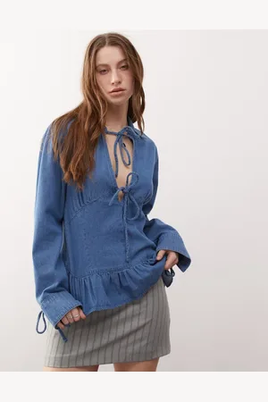 Reclaimed Top vaquero azul medio de manga larga con bajo de sobrefalda y lazada delantera de