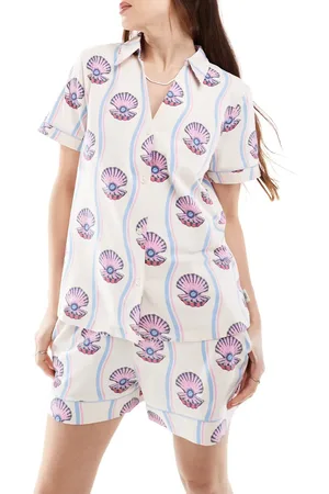 Chelsea Peers Pijama de camisa de manga corta con solapas y pantalones cortos con estampado de conchas de algodón de -Blanco